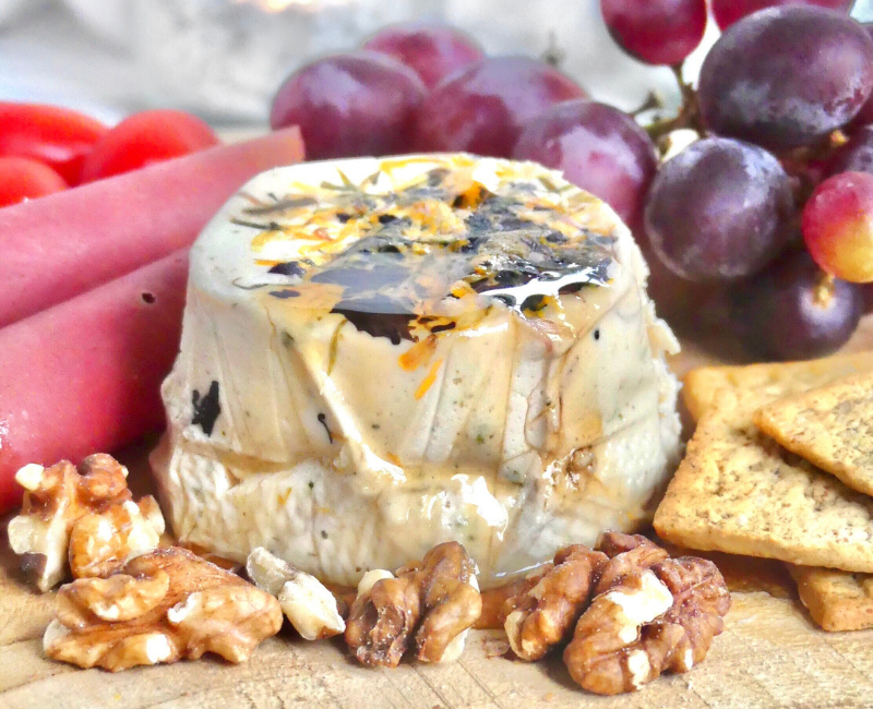 Easy Vegan Snack Board with Aged Cheese and Maple Syrup – VEGALIANO
